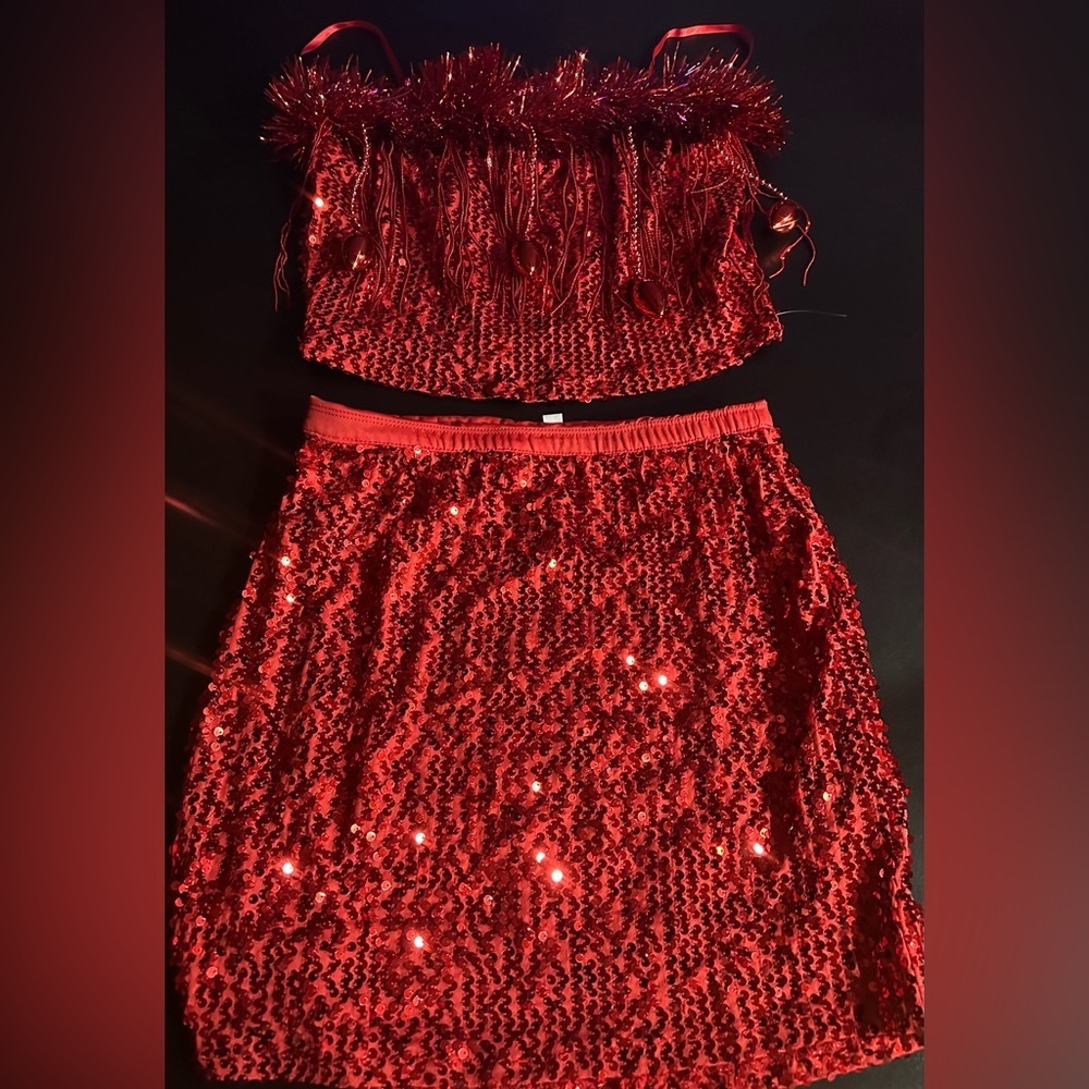 NWOT Love on a hanger Red Sequin and Tinsel Crop Top & skirt size small.